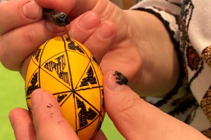 Copiii români din Roma au învățat să încondeieze ouăle de Paște de la meșteri din Bucovina