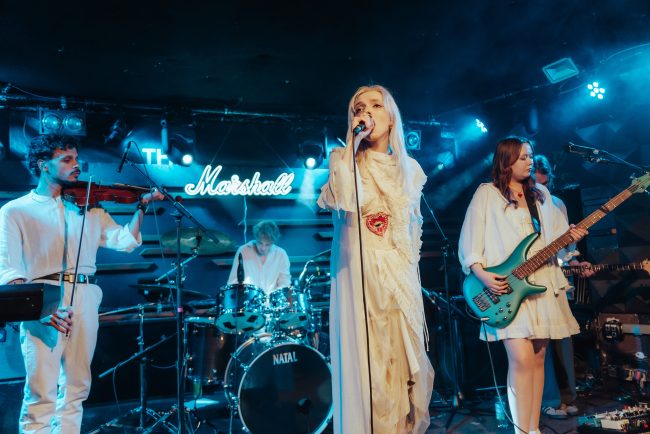 Anais și trupa Kings and Pills